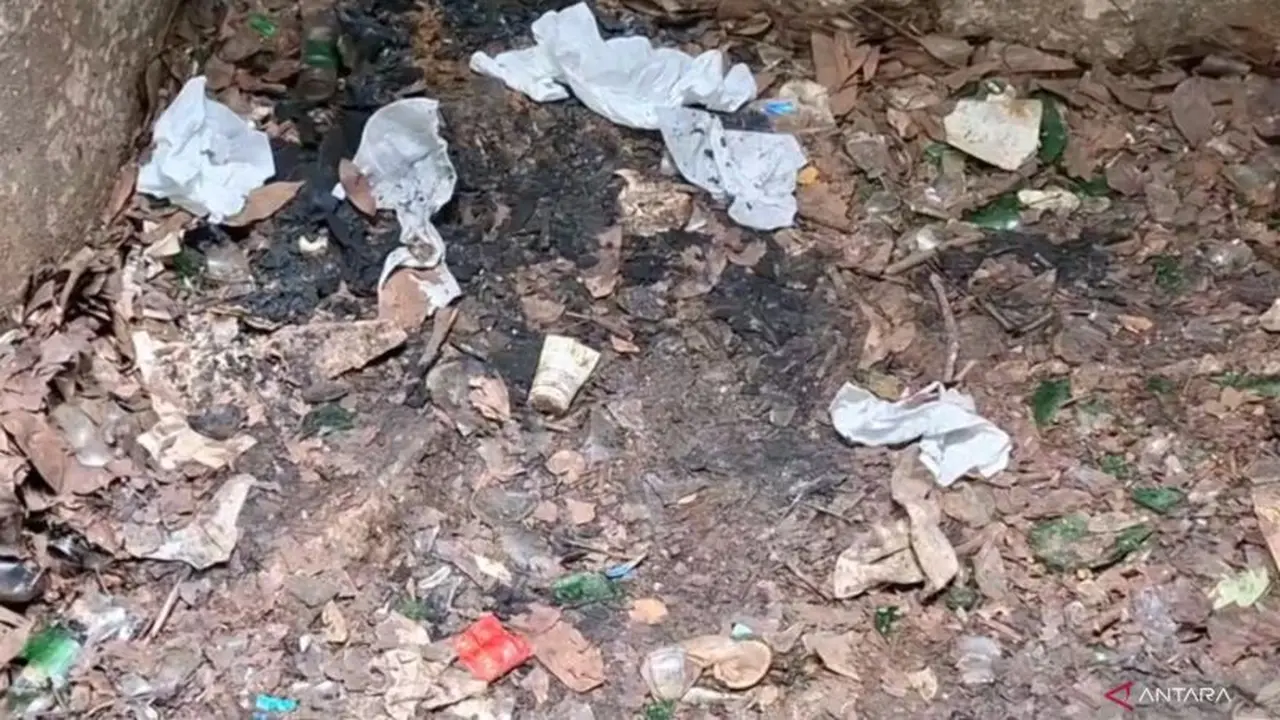 Alat kontrasepsi berserakan di area Taman Kota Cawang