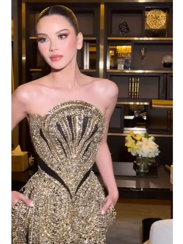 6 Potret Detail Outfit Alyssa Daguise di After Party, Mini Dress Bertabur Kristal