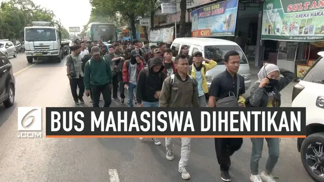 Lima bus rombongan mahasiswa asal Semarang, Jawa Tengah dihentikan Polisi Brebes. Dua dari lima harus diganti karena tidak memiliki surat-surat yang lengkap.