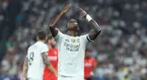 Negosiasi kontrak baru Vinicius Jr dengan Real Madrid menemui jalan buntu. Meskipun begitu, ia tetap tampil dalam laga pembuka musim baru Liga Spanyol 2025/2026 melawan Osasuna, Selasa (19/08/2025) waktu setempat. (AFP/Thomas Coex)