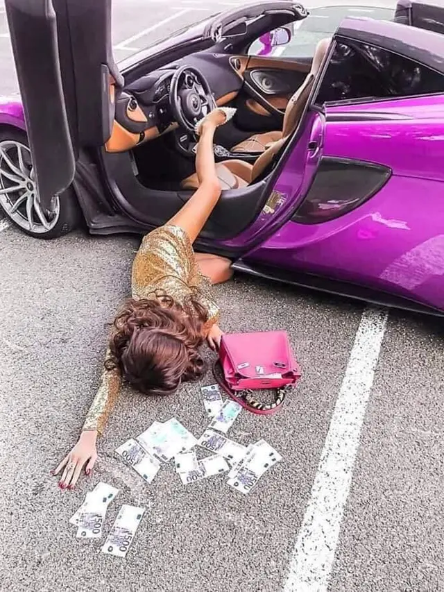 pose jatuh tersungkur dari mobil (foto: Instagram/@fallingstarschallenge)