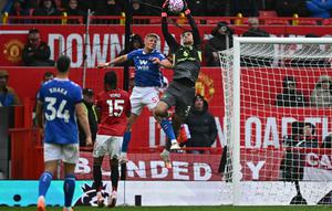 Kiper Manchester United Senne Lammens beraksi menyelamatkan gawang (AFP)