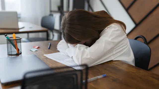 Ilustrasi Malas Belajar, Murid Lelah, Tidur