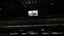 Gambar Kobe Bryant mengenakan jersey AC Milan diproyeksikan di layar raksasa sebelum pertandingan melawan Torino pada perempat final Coppa Italia di stadion San Siro (28/1/2020). Kobe Bryant dikenal sebagai fans berat AC Milan. (AP Photo/Antonio Calanni)