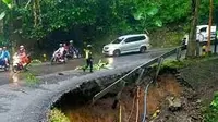 Jalan Nasional di Gunung Gumitir rawan tanah longsor dan pohon tumbang (Istimewa)