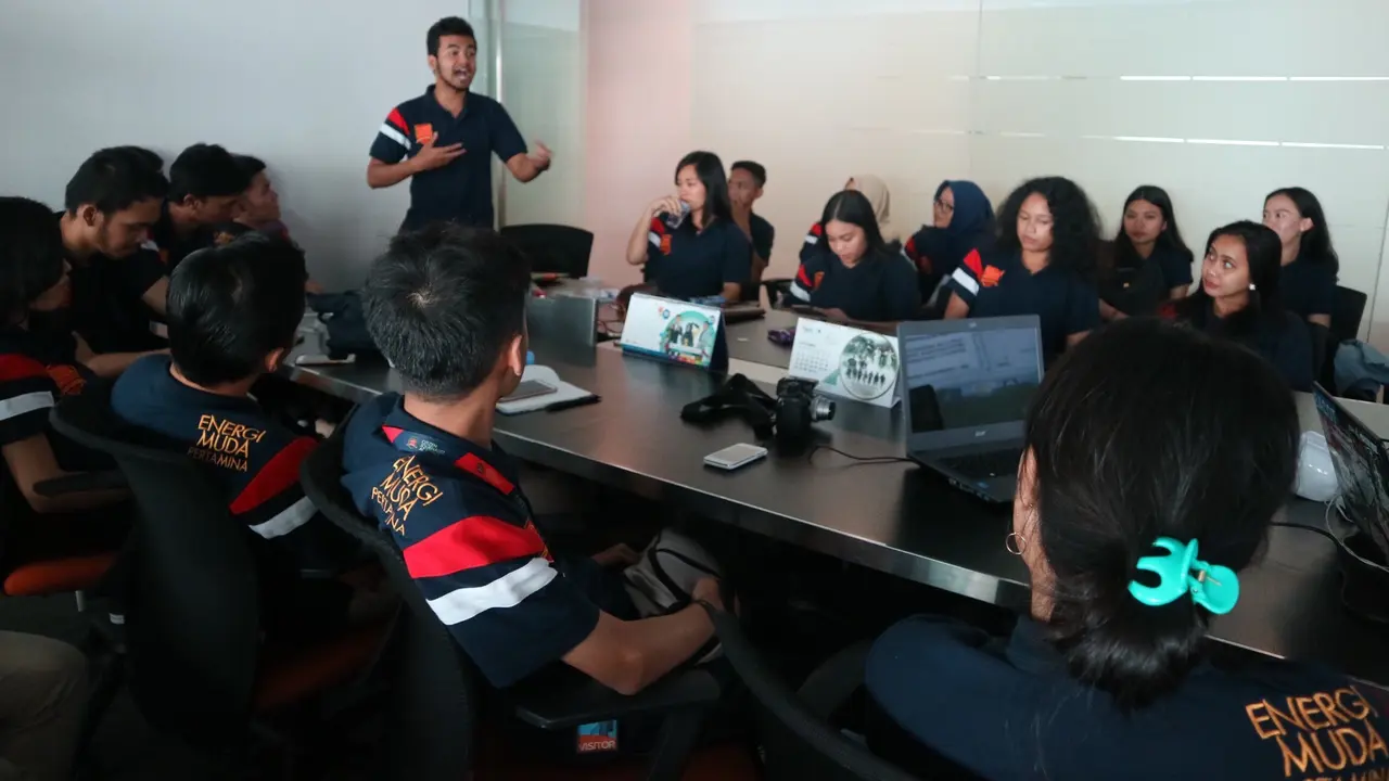 Salah satu Finalis menoba membuat semua peserta tertawa