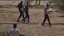 Menurut mereka, solusi yang paling tepat untuk mengatasi krisis kemanusiaan di Gaza adalah dengan membuka akses darat, mempercepat masuknya truk-truk bantuan, serta memulihkan sistem kesehatan yang sudah hancur lebur akibat serangan Israel. (AP Photo/Abdel Kareem Hana)