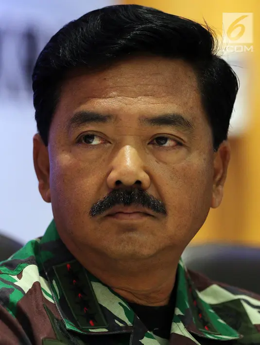 Panglima TNI Marsekal Hadi Tjahjanto mengikuti jumpa pers disela Rapim di Jakarta, Rabu (16/1). Rapim mengambil tema "Pertahanan Negara Yang Tangguh Untuk Menjaga Kedaulatan Dan Keutuhan Wilayah NKRI Serta Keselamatan Bangsa". (Liputan6.com/JohanTallo)