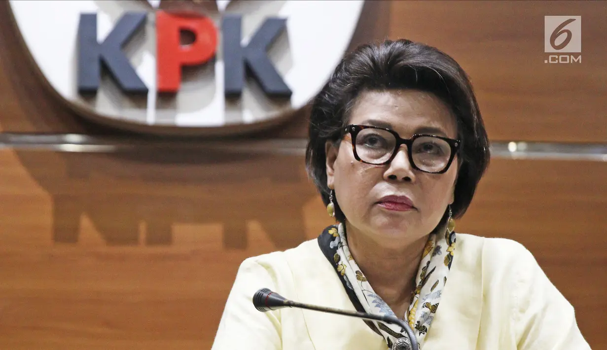 Wakil Ketua KPK Basaria Panjaitan memberi keterangan pers di Gedung KPK, Jakarta, Rabu (21/3). Wali Kota Malang Moch Anton dan 18 anggota DPRD Kota Malang menjadi tersangka dugaan suap pembahasan APBD Kota Malang TA 2015. (Liputan6.com/Herman Zakharia)