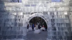 Sejumlah pasangan pengantin baru menghadiri upacara pernikahan massal yang merupakan bagian dari Festival Es dan Salju Harbin di provinsi Heilongjiang, China, Rabu (6/1/2016). ( REUTERS/ Aly Song)