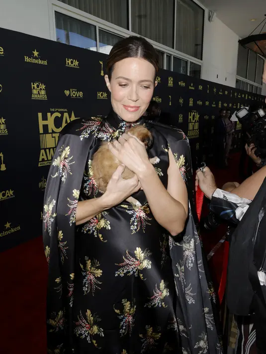 Mandy Moore membawa hewan peliharaannya saat menghadiri The 2nd Annual HCA TV Awards: Broadcast & Cable di The Beverly Hilton di Beverly Hills, California (13/8/2002 (Kevin Winter/Getty Images/AFP)