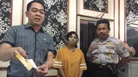 LA ditangkap anggota Polsek Sukarame saat membawa paket sabu ke dalam penjara saat menjenguk pacarnya yang ditahan (Liputan6.com / Nefri Inge)