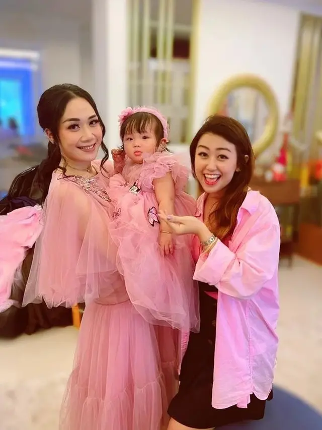 7 Potret Ulang Tahun Perdana Putrih Ahok, Rayakan dengan Tema Serba Pink