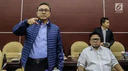 Ketua MPR Zulkifli Hasan (kiri) dan Wakil Ketua MPR Oesman Sapta Odang (kanan) saat Rapat Gabungan di Jakarta, Selasa (24/7). Sidang juga membahas pembentukan panitia ad hoc rancangan naskah haluan negara. (Liputan6.com/JohanTallo)