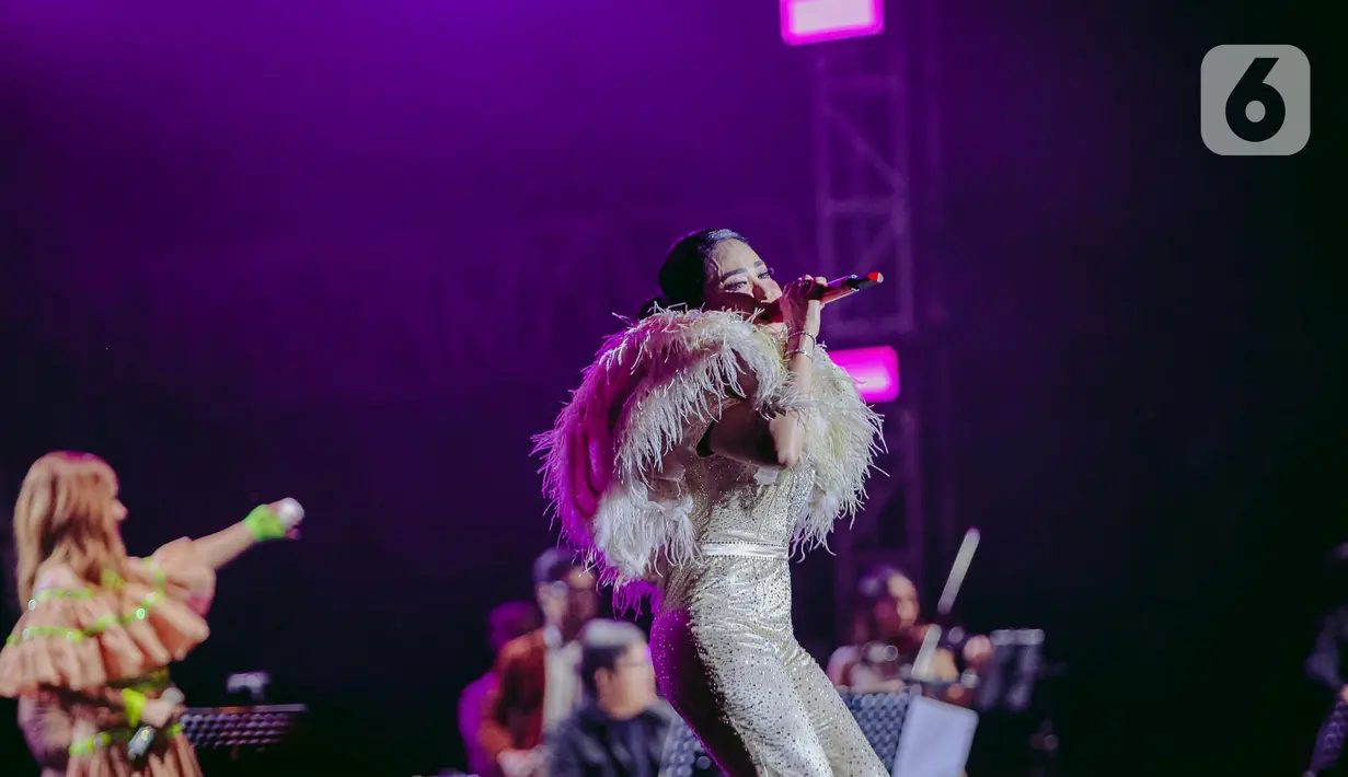 Krisdayanti bersama grup vokal 3 Diva dan Erwin Gutawa memeriahkan hari pertama Synchronize Fest 2022 di Gambir Expo Kemayoran, Jakarta Pusat, Jumat (7/10/2022). Setelah belasan tahun tidak sepanggung, 3 Diva yang terdiri dari Krisdayanti, Titi DJ, dan Ruth Sahanaya akhirnya bernyanyi bersama lagi. (Liputan6.com/Faizal Fanani)
