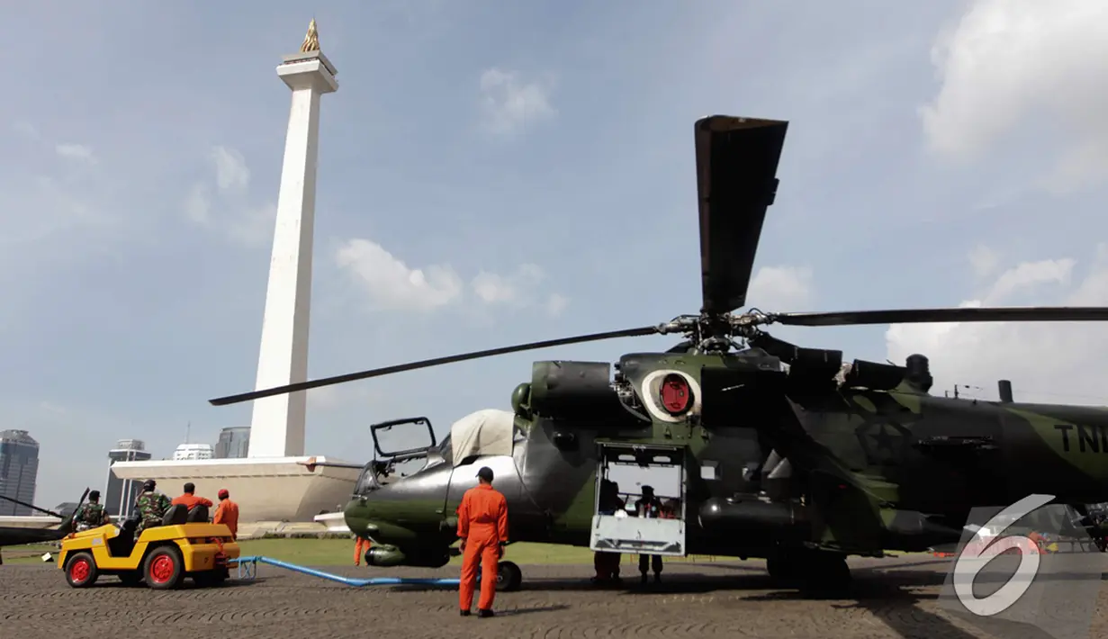 Sejumlah anggota TNI mempersiapkan armada helikopter di halaman silang Monas, Jakarta, Rabu, (10/12/2014). (Liputan6.com/Faizal Fanani)