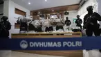Barang bukti diperlihatkan saat rilis Pengungkapan Kasus Teroris dan Gelar BB di Divhumas Polri, Jakarta, Kamis (22/6). Tim Densus 88 anti teror mengamankan 41 orang diduga kaki tangan dari teroris bom Kampung Melayu. (Liputan6.com/Faizal Fanani)