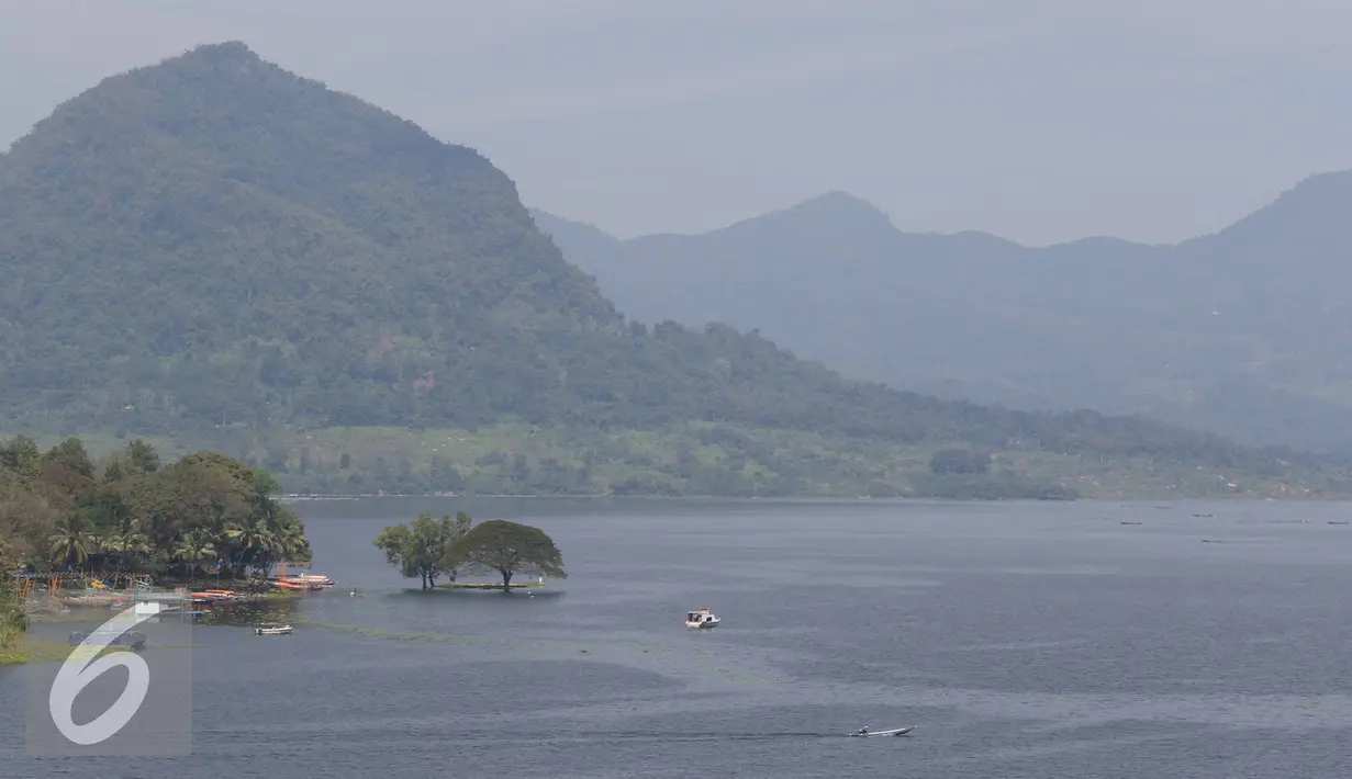 Waduk Jatiluhur yang dikelilingi bukit ini mampu memproduksi tenaga listrik rata-rata 1.000 juta kwh setiap tahun, Jawa Barat, Jumat (1/7). (Liputan6.com/Immanuel Antonius)