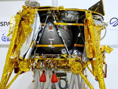 Pesawat luar angkasa Beresheet dipamerkan di Yehud, Tel Aviv, Israel, Senin (17/12). Ilmuwan Israel melakukan persiapan akhir untuk meluncurkan pesawat luar angkasa tersebut ke Bulan. (JACK GUEZ/AFP)