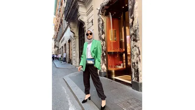 6 Gaya Fashion Olla Ramlan Saat Berlibur di Italia, Modis Banget