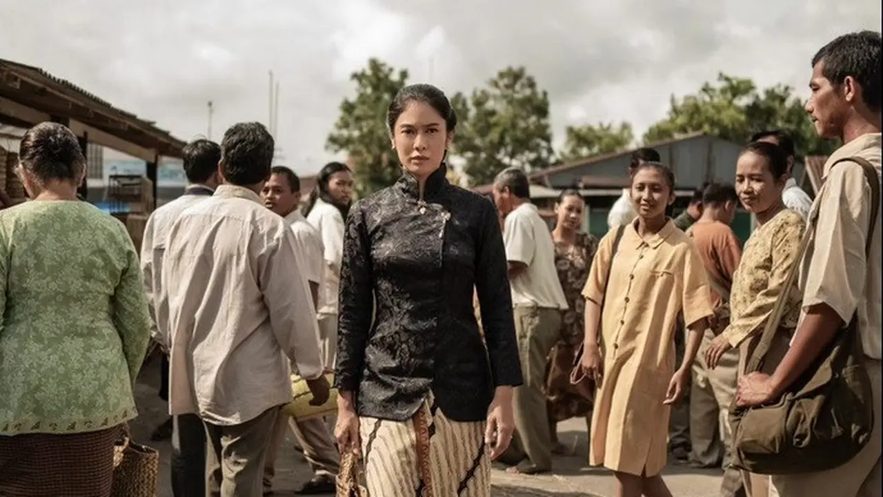 Bagikan Still Cuts Serial Gadis Kretek, Penampilan Dian Sastro Jadi Sorotan