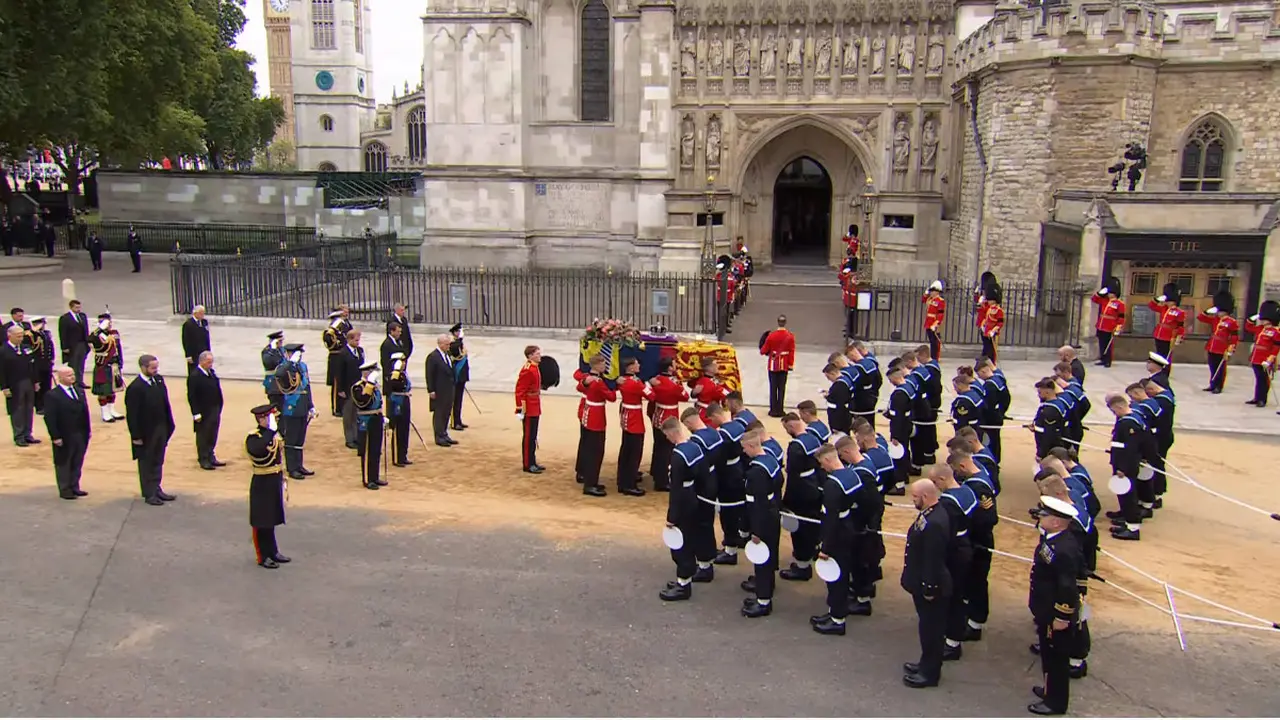 Raja Charles III dan anggota inti keluarga kerajaan Inggris berjalan mengiringi peti mati Ratu Elizabeth II menuju Westminster Abbey.