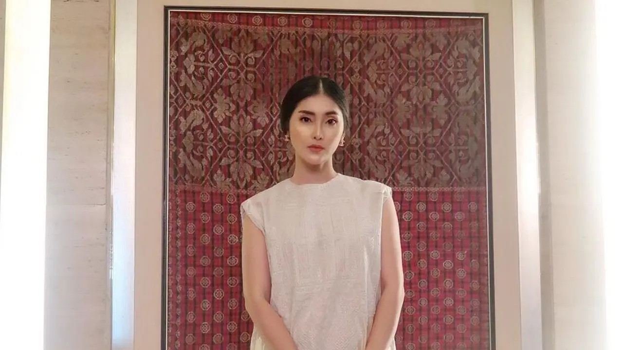 Gaya Eva Anindita dengan Busana Putih, Tampil Stylish