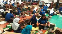 Ekspor sarung tenun hasil produksi perajin di pantura barat Jawa Tengah, meningkat drastis sejak tiga tahun terakhir. (Liputan6.com/Fajar Eko Nugroho)