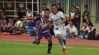 Bek Persib, Jajang Sukmara (kanan) mencoba melewati pemain PSGC, Rinto Hermawan saat laga persahabatan segitiga di Stadion Galuh Ciamis, Minggu (10/4/2016). Laga ini dimenangkan Persib 5-1. (Liputan6.com/Helmi Fithriansyah)