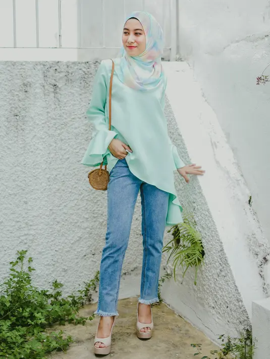 Tunic. Item yang satu ini banyak sekali modelnya lho! kamu bisa memakai tunic dengan berbagai gaya bisa casual, semi formal, ataupun formal sekalipun. / copyright shutterstock