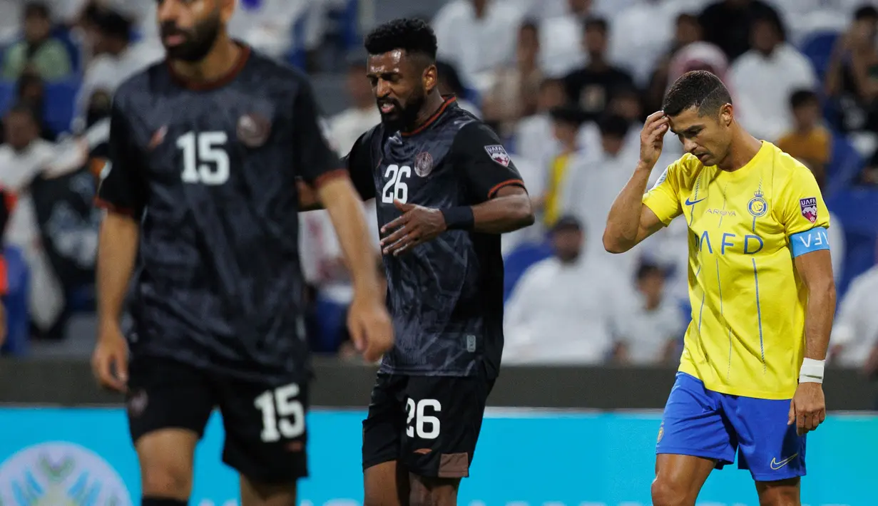 <p>Ekspresi kecewa pemain Al Nassr, Cristiano Ronaldo (kanan), saat melawan Al Shabab dalam pertandingan pertama Grup C Arab Club Champions Cup 2023 di Stadion King Fahd, Taif, Sabtu (29/7/2023) dini hari WIB. (AFP)</p>