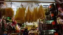 Sejumlah sirip ikan hiu yang sudah diolah dipajang untuk dijual di sebuah toko di Hong Kong (6/3). Pemerintah Hong Kong menyatakan, fenomena ini telah menimbulkan keprihatinan internasional dan lokal. (AFP/Anthony Wallace)