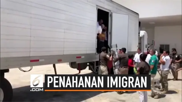 Meksiko menahan ratusan imigran yang hendak pergi melintasi batas negara. Mereka berusaha terobos perbatasan dengan menumpang truk kargo.