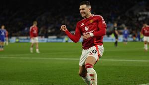 Bek Manchester United asal Portugal #20, Diogo Dalot, merayakan golnya setelah memberi umpan kepada gelandang Manchester United asal Portugal #08, Bruno Fernandes, untuk mencetak gol ketiga mereka selama pertandingan Liga Primer Inggris antara Leicester City dan Manchester United di Stadion King Power di Leicester, Inggris bagian tengah pada tanggal 16 Maret 2025. (Adrian Dennis/AFP)