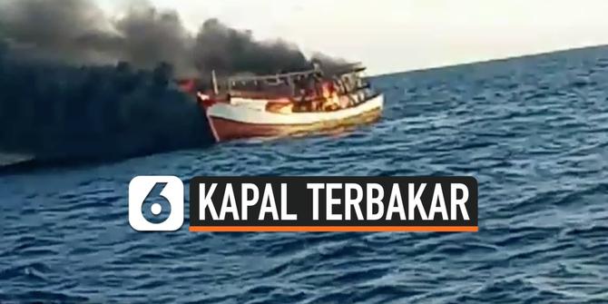 VIDEO: Detik-detik Kapal Pencari Cumi Terbakar di Perairan Aru