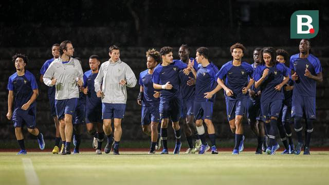 Foto: Timnas Prancis U-17 Terobos Hujan Deras untuk Latihan Persiapan Jelang Final Piala Dunia U-17 2023