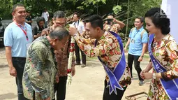Menko Perekonomian, Darmin Nasution tiba pada peresmian Kandang Komunal di Wonogiri, Jateng, Kamis (6/12). Pemberian Kandang Komunal merupakan wujud nyata Askrindo mendukung Program Bina Lingkungan Pembangunan. (Liputan6.com/HO/Iqbal)