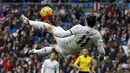 Penyerang Real Madrid, Gareth Bale berusaha menendang bola kegawang Rayo Vallecano pada lanjutan liga Spanyol di Santiago Bernabeu (20/12). Real Madrid menang telak atas Rayo Vallecano dengan skor 10-2. (REUTERS/Sergio Perez)