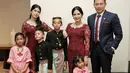 Bedanya, Annisa Pohan kenakan kebaya round neck dengan aksesori berlian bermata emerald agar. Menampilkan kesan yang lebih mature dan elegan [@agusyudhoyono]