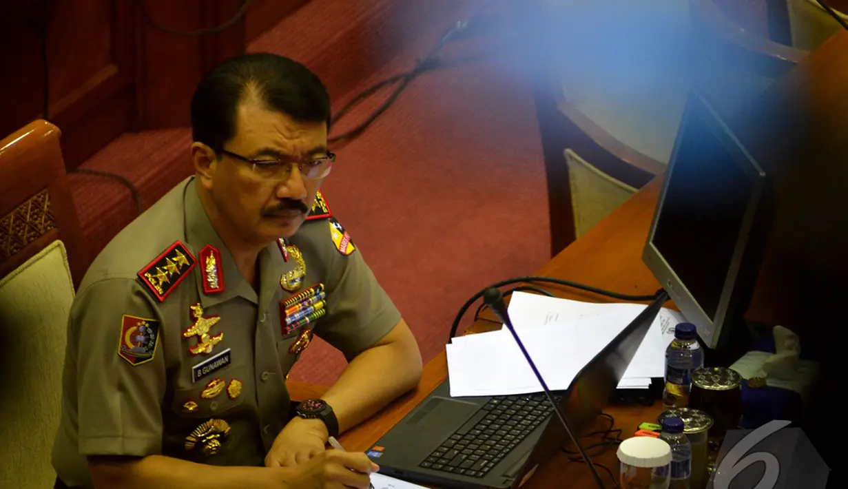 Komjen Pol Budi Gunawan menyimak pertanyaan yang diajukan kepadanya saat uji kelayakan dan kepatutan di ruang Komisi III DPR RI, Senayan, Jakarta, Rabu (14/1/2015). (Liputan6.com/Faisal R Syam)