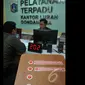 Pemerintah DKI Jakarta kini menerapkan pendekatan sistem sebagai alat dalam mengoperasikan kebijakan Pelayanan Terpadu Satu Pintu (PTSP) di setiap kelurahan,  Jakarta, Senin (12/1/2015). (Liputan6.com/JohanTallo)