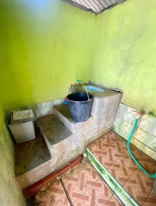 6 Potret kocak jamban tata letaknya nyeleneh, bikin repot pas mau buang hajat