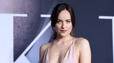  Aktris AS, Dakota Johnson saat menghadiri pemutaran film perdana "Fifty Shades Darker" di i The Theatre di Ace Hotel di Los Angeles, AS (2/2). Dakota Johnson tampil cantik dengan gaun seksi berwarna pink. (Photo by Jordan Strauss/Invision/AP)