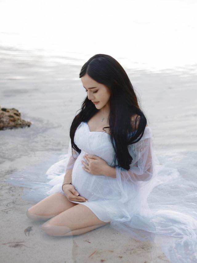 7 Momen Maternity Shoot Bella Bonita di Pantai Ini Tampil Menawan