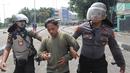 Anggota Sabhara Polri menangkap pengunjuk rasa saat bentrok  dengan massa aksi 22 Mei sebelum terjadi pembakaran bis milik Brimob di kawasan Tanah Abang,  Jakarta, Rabu (22/5/2019). (merdeka.com/Arie Basuki)