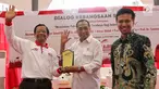 Ketua Gerakan Suluh Kebangsaan Mafud MD (kiri) memberikan cenderamata kepada Menteri Perhubungan Budi Karya Sumadi (tengah) saat dialog Jelajah Kebangsaan di Stasiun Gubeng, Surabaya, Jawa Timur, Kamis (21/2). (Liputan6.com/JohanTallo)