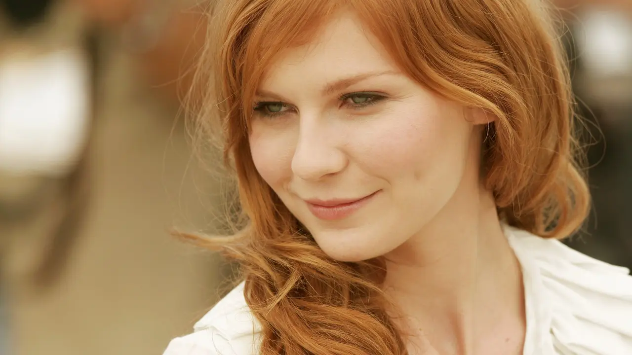 Demi Pemotretan, Kirsten Dunst Ekspos Tubuh Bagian Atas