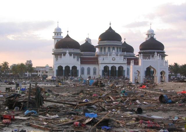 Masjid Baiturrahman masih berdiri kokoh meski telah diterjang tsunami | Copyright by varia.com
