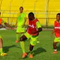 Sejumlah pemain Persebaya Surabaya berlatih di Stadion H Agus Salim, Padang, Jumat (16/1/2015). Persebaya akan berhadapan dengan Semen Padang di laga perdana SCM Cup 2015 grup A.  (Liputan6.com/Johan Tallo)