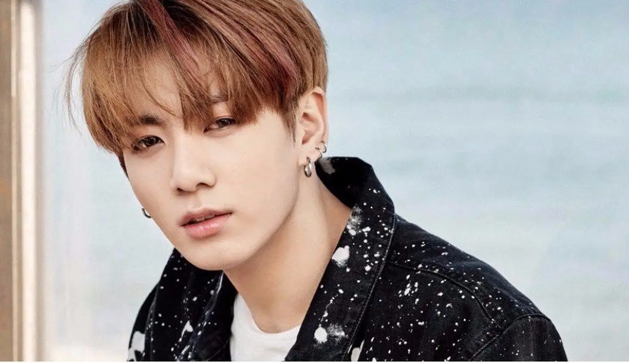 Jungkook BTS dijuluki sebagai Golden Maknae. Lantaran ia punya wajah yang tampan dan tubuh yang sempurna. (Foto: Allkpop.com)